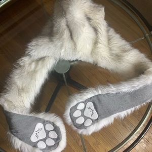 Spirit hood Husky fur hat/scarf. So cute! Zipper compartment and button. Warm!